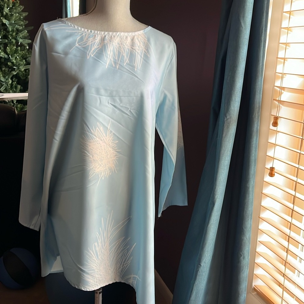 No label light blue with white tunic size L